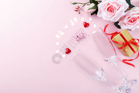 香槟杯粉红玫瑰浪漫的情人节背景图片
