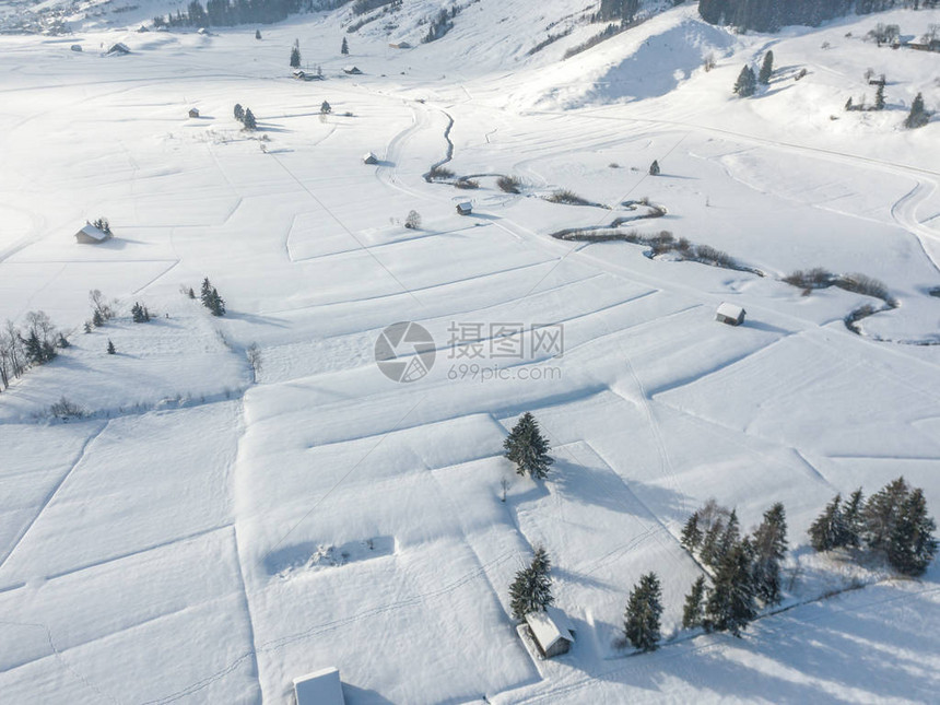 瑞士白雪覆盖的平原鸟瞰图图片