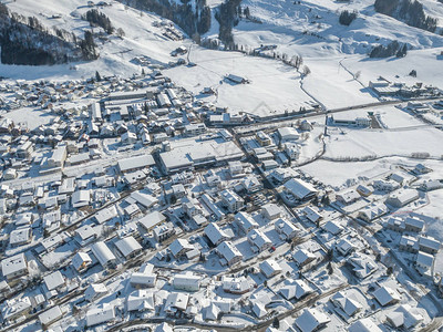 城市鸟瞰图与积雪的房子图片
