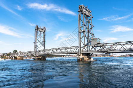 垂直升降桥横跨一条强大的河流高清图片