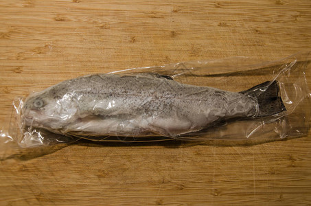 用塑料包装密封冷冻的虹鳟鱼背景图片