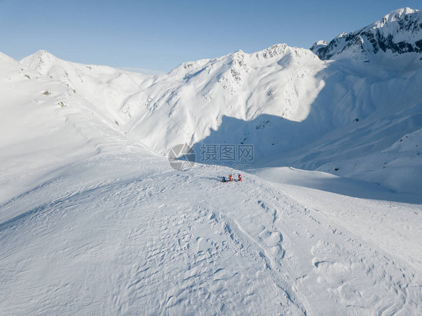 瑞士阿尔卑斯山脊上一群登山者的鸟瞰图图片