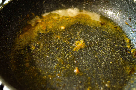 在平底锅中煎炸后用过的油危险烧伤热图片