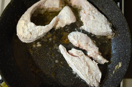 面粉中的鱼块在锅里被炸成黄油烧烤图片