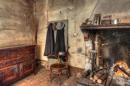 旧式农舍有壁炉厨房橱柜古地衣和草布的图片