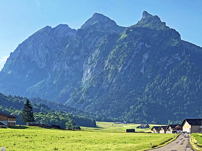 瑞士施维兹州斯图登Sihltal河谷和西尔赛湖上方的Flue图片