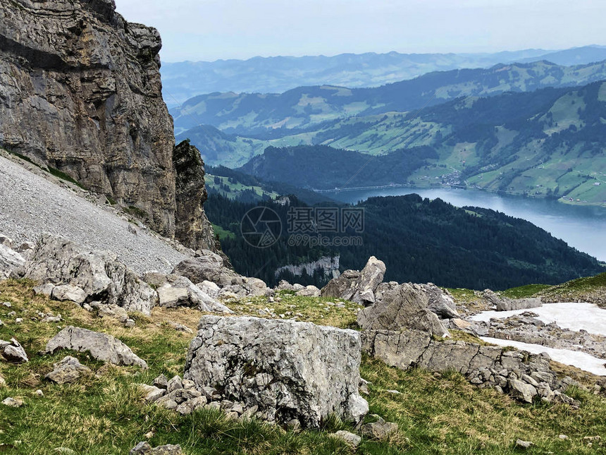 瓦吉塔尔或瓦伊吉塔尔河谷上方高山峰及Wagitatal湖韦埃基塔勒西瑞士施维兹州Innerthal山丘图片