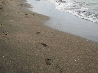 海边沙滩上的婴儿脚印图片