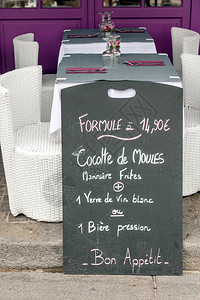 饭店招牌素材在法国诺曼底Honfleur海产食品饭店外桌旁背景