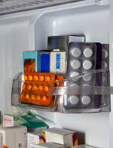 药物放置在冰箱的架子上进行储存各图片