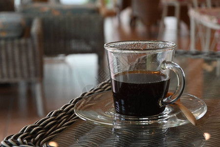 咖啡厅里的热黑咖啡饮料图片