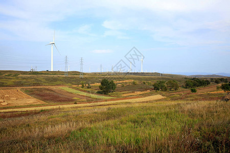 秋季梯田和风力涡轮机图片