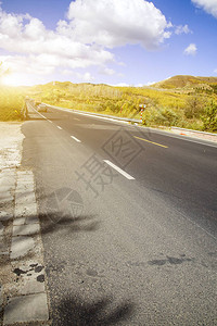 在秋天高速公路风景图片