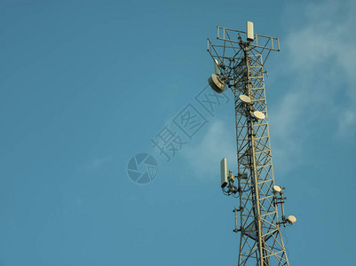 信号塔对着蓝天卫星通讯和电讯系统图片