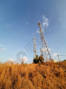 在乡村的干草和蓝天背景下的两座蜂窝塔图片
