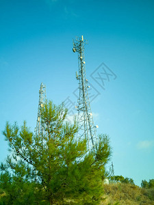 地面对着蓝天的信号塔卫星通讯和电讯系统图片