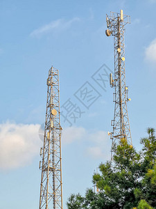 蓝天背景的两座信号塔卫星通讯和电讯系统图片
