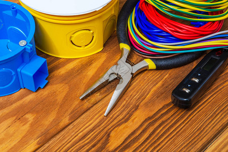 电气安装过程中通常使用的带有电缆线和工具图片