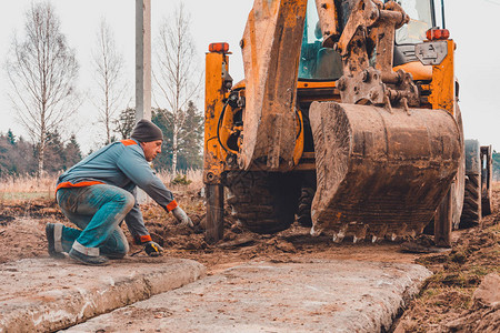 挖掘机为道路安装混凝土板图片