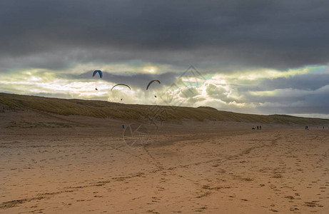 3个滑翔伞正在飞越地平线上空图片