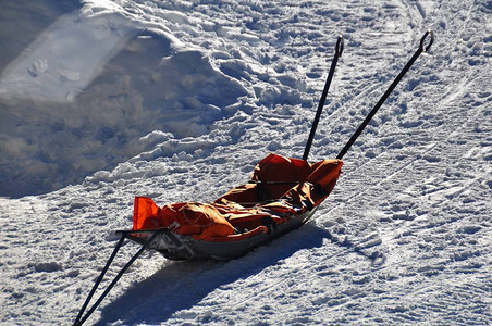 紧急救援基地外的救援雪橇在Viennna附近图片