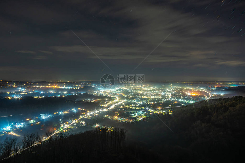 夜乌克兰城市在雾中的全景图片