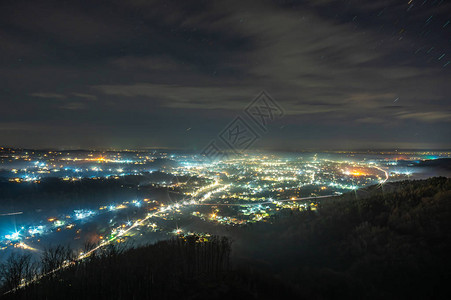 夜乌克兰城市在雾中的全景图片