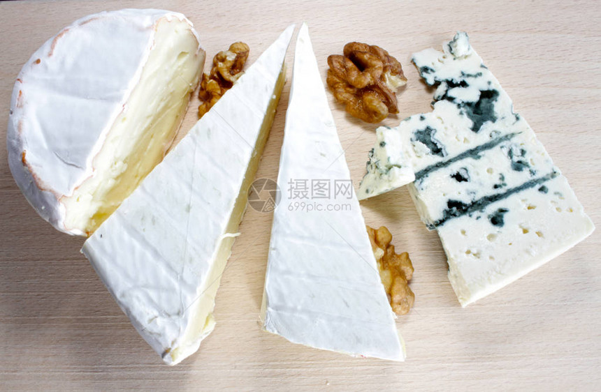 木板上的软奶酪和蓝纹奶酪图片