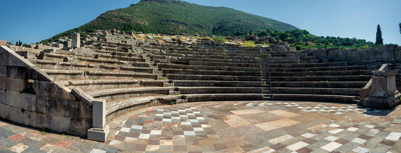 希腊佩罗蓬内塞梅西尼亚州古代弥赛尼或默西尼Messinia县一个类似剧院的建背景图片