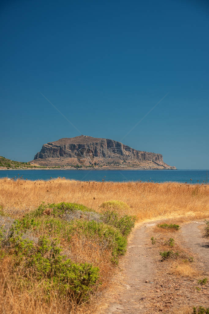 令人印象深刻的莫奈姆瓦夏岛巨岩和拉科尼亚的中世纪城堡在深蓝色的天空下莫奈姆瓦夏也被称为希腊伯罗奔尼撒的图片
