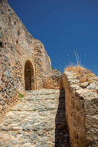 从希腊拉科尼亚的中世纪小镇莫奈姆瓦夏Monemvasia的堡垒和城墙可欣赏到堡垒和城墙的景色背景图片
