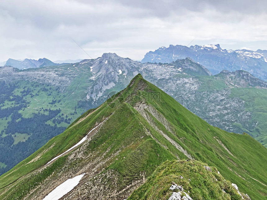 Wagital或Waegital河谷上方的阿尔卑斯峰顶特纳和WagitatlerseeWaegitalersee高山湖图片