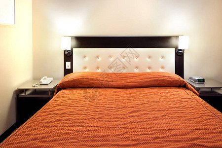 一张带床罩的双人床的正面视图背景图片