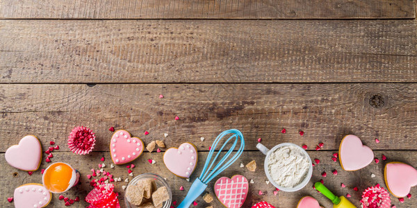 情人节烹饪烘焙背景用于甜情人节蛋糕和心形饼干的器具和配料木质图片