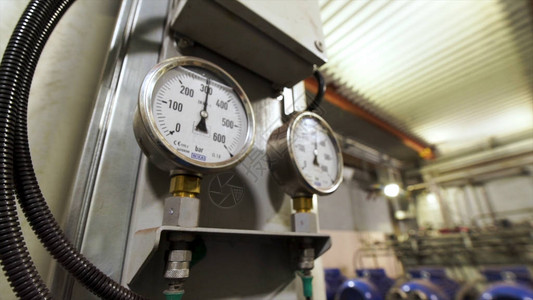 查看带有建筑物供暖系统高效水处理的工业室内锅炉房加热系统的压力计管道图片