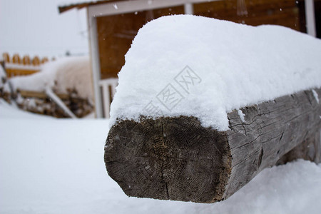 雪下的木梁有雪的冬天图片