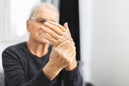 有痛苦的手老人老人的手循环有问题手痛的老人图片