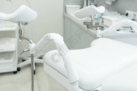 现代医疗中心的空白色妇科椅在现图片