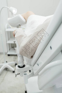 病人躺在妇科医生办公室的妇科椅子上图片