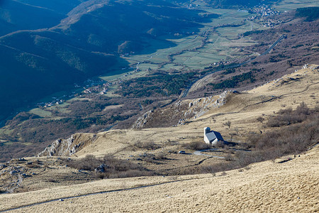 斯洛文尼亚圣赫罗尼姆石教堂的纳诺斯山顶和维帕图片