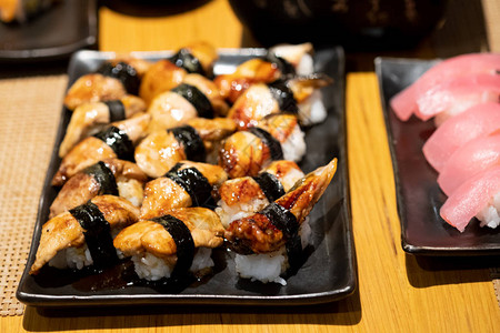 FoieGras寿司和黑盘上的Unagieel寿司日本图片