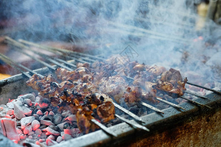 Kebab或Kebab关于Kebab餐厅的金属烤柴烧烤图片