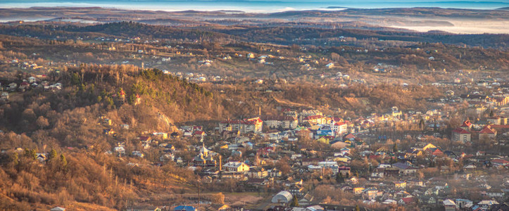 秋天喀尔巴阡山脉小镇全景图片