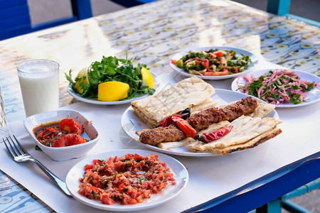 土耳其风格的Adanakebab土耳其传统食品Adana图片