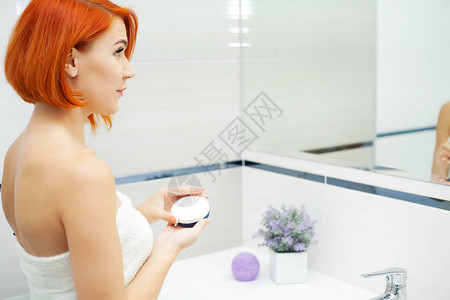 洗手间里有红发的女人图片