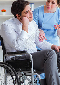 使用轮椅的残疾病人定期检图片