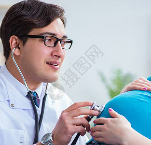 在医院检查怀孕女病人的医生在图片