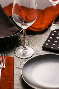 餐具菜单和餐桌概念图片