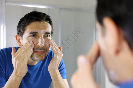 洗脸时用面部净化器洗脸的人图片