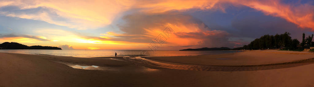 泰国普吉岛卡伦海滩日落全景图片